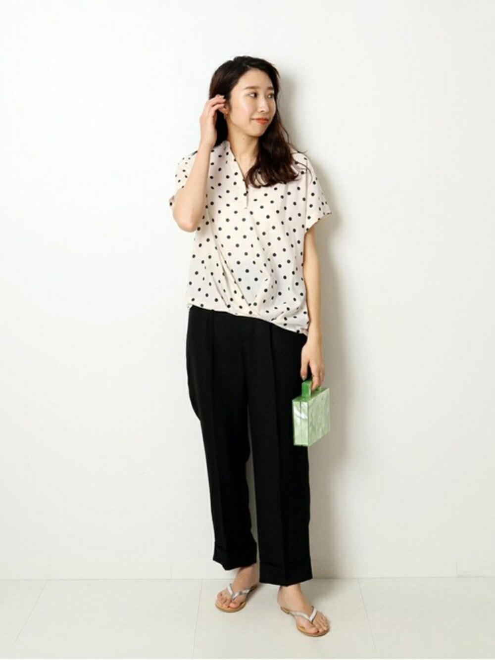 「ブラウス、ドット、大人カジュアル、サンダル、JOURNAL STANDARD L'ESSAGE」｜「journal standard L'essageのスキッパーブラウス（シャツ/ブラウス、ホワイト系）」を使った、watanabeさん（レディース・161cm）の夏コーディネートの1枚目の写真