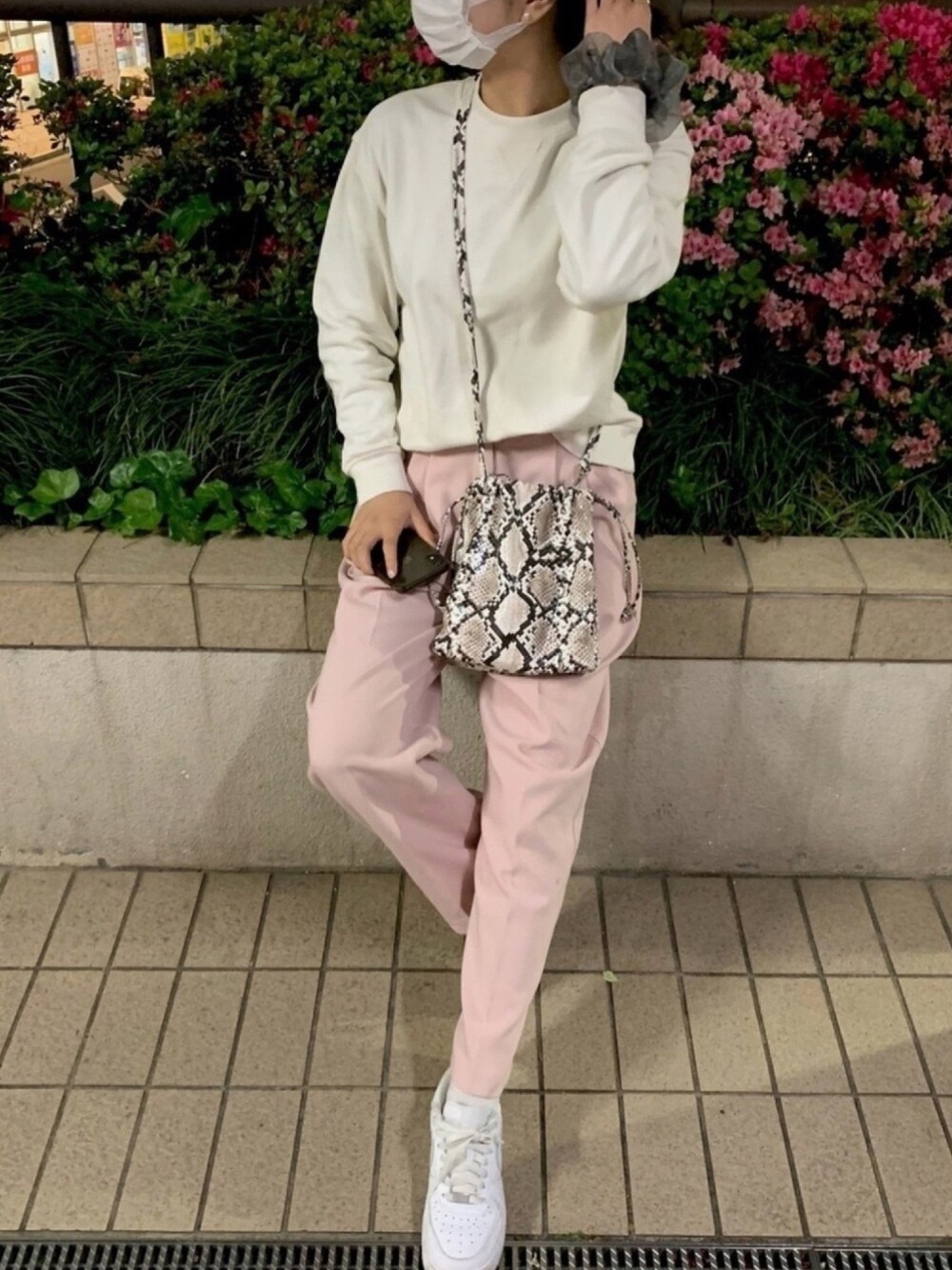 「シンプル、春コーデ、スニーカーコーデ、ピンク、H&M、nugu」｜「H&Mのアイテム（スウェット、ホワイト系）」を使った、cocoaさん（レディース・159cm）の春コーディネートの1枚目の写真