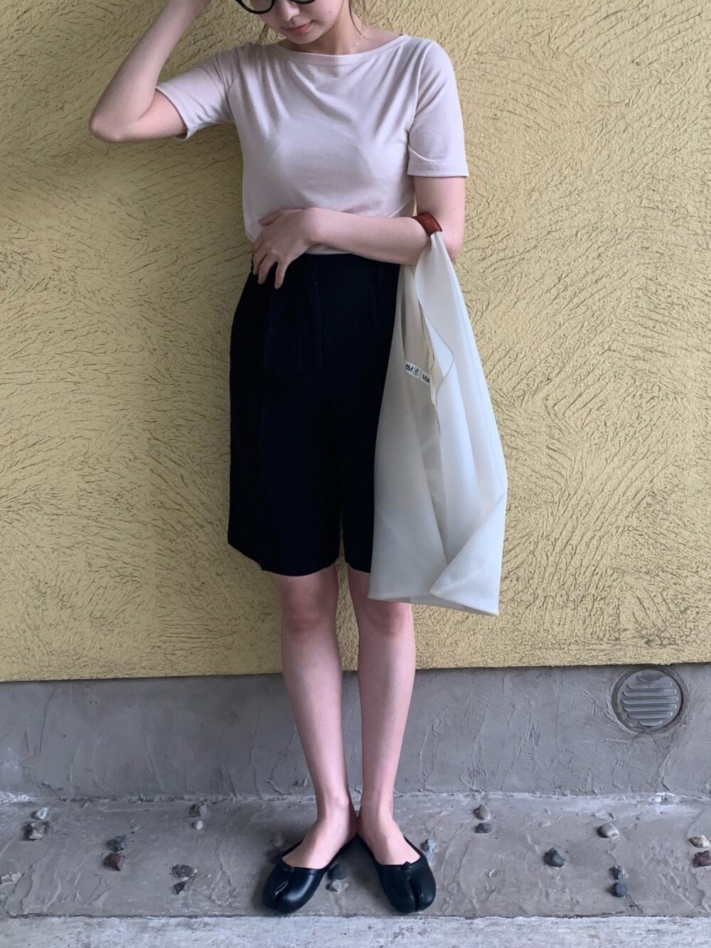 「カジュアルコーデ、休日コーデ、ハーフパンツ、Maison Margiela」｜「H&Mのアイテム（パンツ、ブラック系）」を使った、cocoaさん（レディース・160cm）の春コーディネートの1枚目の写真