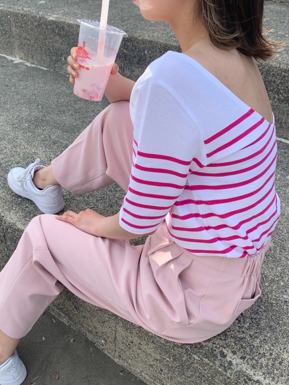 「パンツスタイル、休日スタイル、シンプル、カジュアル、ピンク、NIKE、スニーカー」｜「TOMORROWLAND のコットンボーダー  ハーフスリーブプルオーバー（Tシャツ/カットソー、ピンク系）」を使った、cocoaさん（レディース・160cm）の夏コーディネートの1枚目の写真