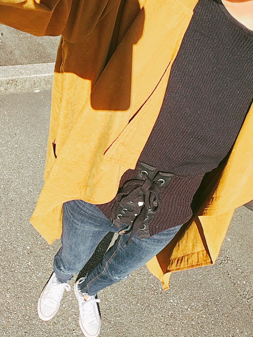 「休日スタイル、ママファッション、スニーカー、デニム、GU、ZARA、コンバース、マスタード」｜「ZARAのアイテム（ニット/セーター、ブラック系）」を使った、みさんさん（レディース・155cm）の冬コーディネートの1枚目の写真
