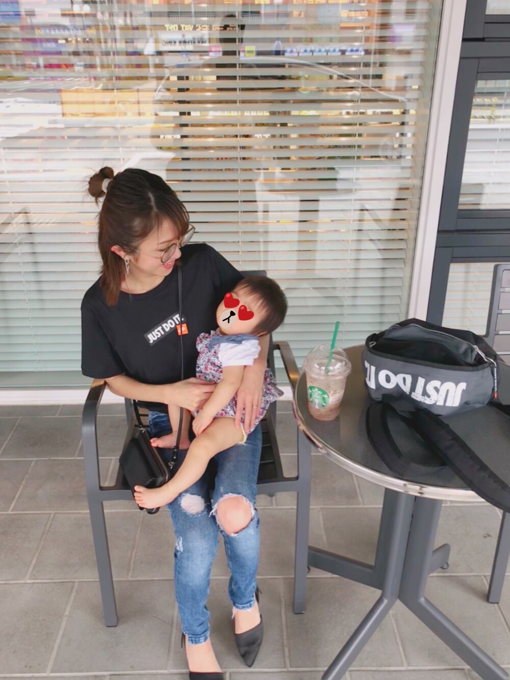 「パンツスタイル、デニム、ママファッション、リュック、NIKE、Tシャツ、ボックスロゴ」｜「NIKEのナイキ スポーツウェア JDI ウィメンズ Tシャツ（Tシャツ/カットソー、ブラック系）」を使った、みさんさん（レディース・154cm）の夏コーディネートの1枚目の写真