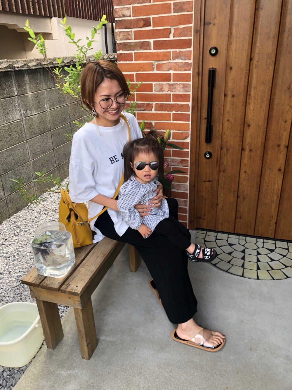 「ビックT、ロゴT、クリアサンダル、GU、niko and ...、ショルダーバッグ、シンプル、プチプラ、Tシャツ」｜「GUのアイテム（Tシャツ/カットソー、ホワイト系）」を使った、みさんさん（レディース・154cm）の春コーディネートの1枚目の写真