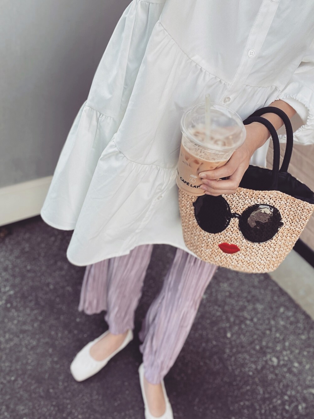 「春服、プチプラ、プリーツパンツ、しまむら、ティアードブラウス、ホワイトシャツ、パンツスタイル」｜「しまむらのアイテム（シャツ/ブラウス、ホワイト系）」を使った、みさんさん（レディース・154cm）の春コーディネートの1枚目の写真