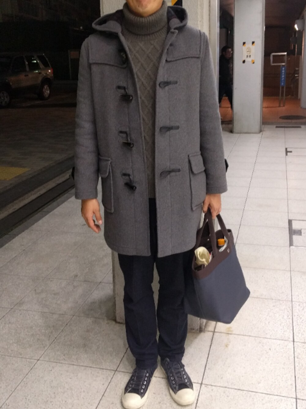 「ダッフルコート、タートルネック、テーパードパンツ、スニーカー、グローバーオール、united arrows、Steven Alan、コンバース、シンプルコーデ、オトナカジュアル」｜「CONVERSEの【別注】＜CONVERSE for BY＞ ∴ NAVY SED/シューズ ◆（スニーカー、ブルー系）」を使った、がんばるパパさん（メンズ・182cm）の冬コーディネートの1枚目の写真