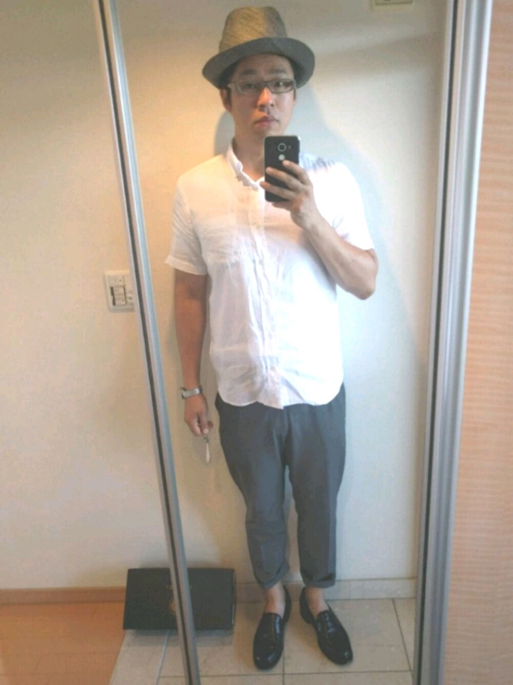「休日スタイル、革靴、ローファー、白シャツ、リネン、ロールアップ、united arrows、ハット、KIJIMA TAKAYUKI、シャツスタイル」｜「UNITED ARROWSの＜BOW＆ARROWS(ボウ アンド アローズ）＞ リネン ソリッド BD シャツ◆（シャツ/ブラウス、ホワイト系）」を使った、がんばるパパさん（メンズ・182cm）の夏コーディネートの1枚目の写真