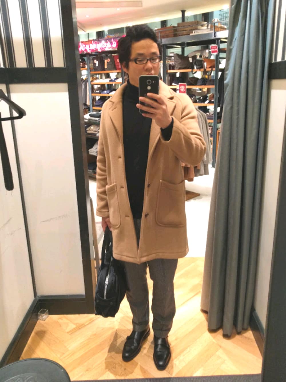 「トートバッグ、PORTER、チェスターコート、タートルネック、united arrows、冬コーデ、きれいめカジュアル、ローファー、シンプルコーデ、ユナイテッドアローズ」｜「NANO universeのjunhashimoto nano・universe/ Loake×jh ダブルモンク（ドレスシューズ、ブラック系）」を使った、がんばるパパさん（メンズ・182cm）の冬コーディネートの1枚目の写真