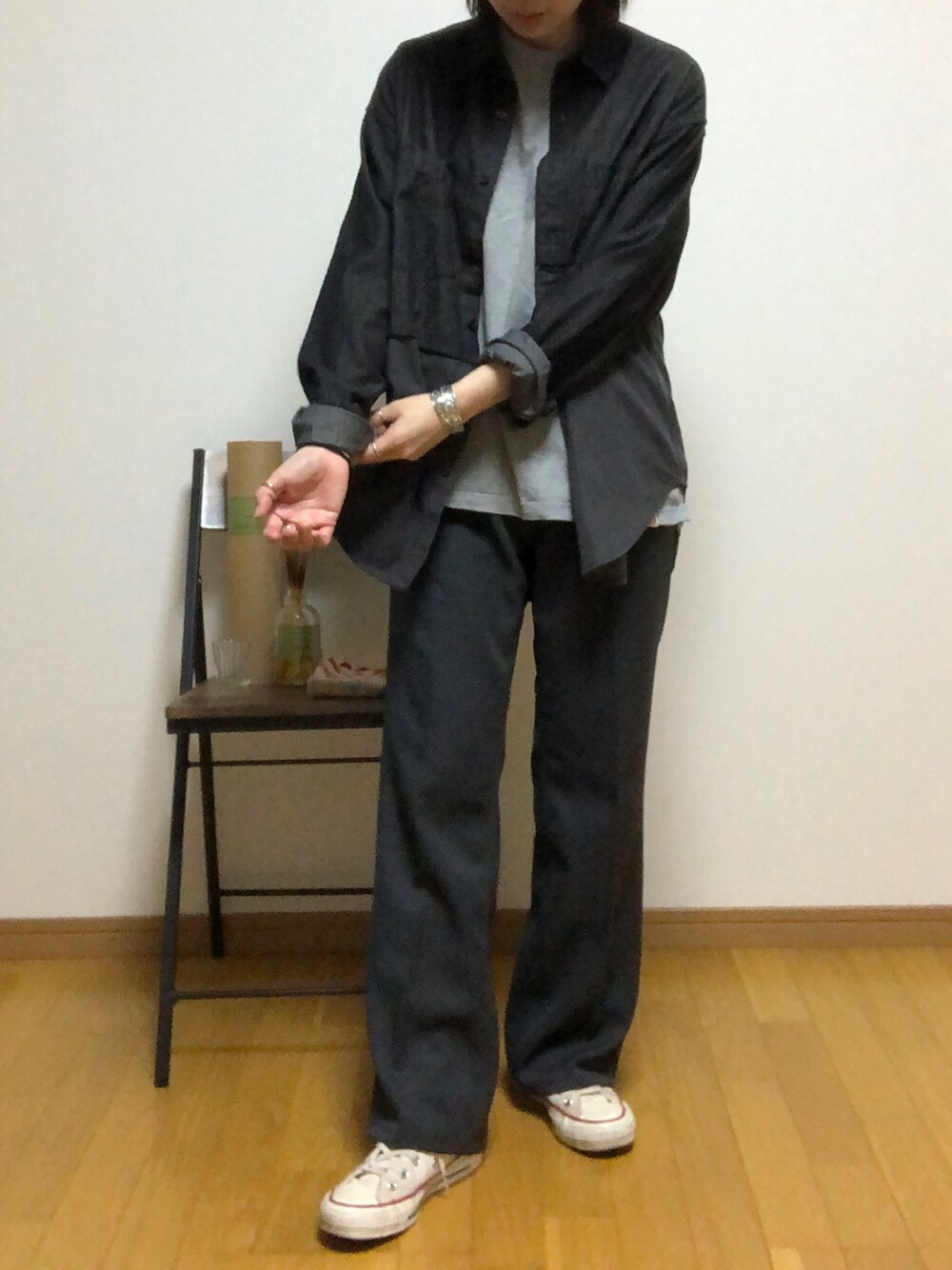 グレー系のその他パンツ、グレー系のシャツ/ブラウス、グレー系のTシャツ/カットソーを着用したレディースの春コーディネートの1枚目の写真