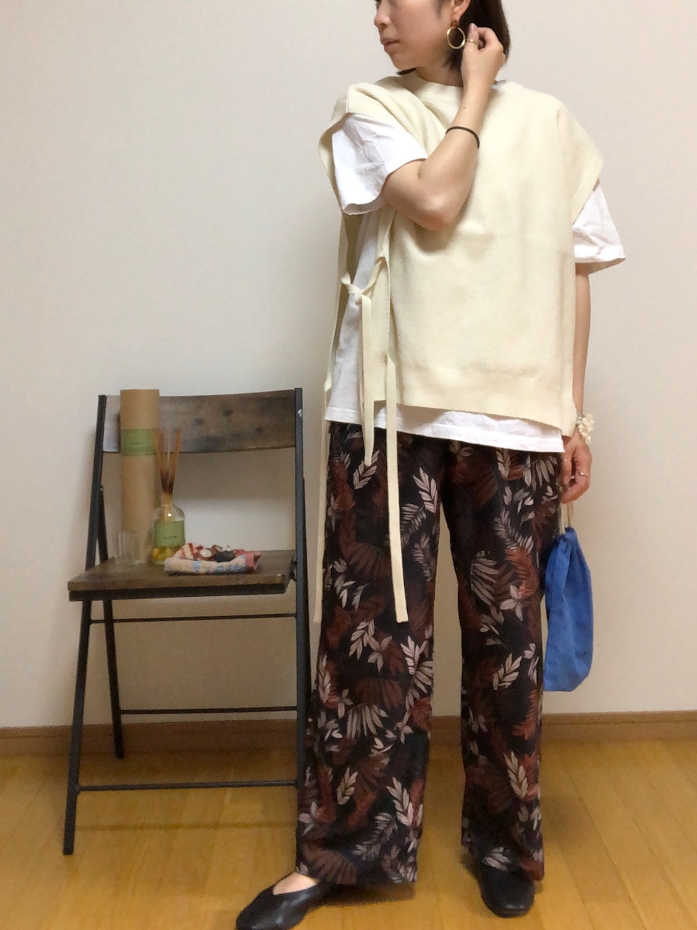 ホワイト系のベスト、ブラック系のその他パンツ、ホワイト系のTシャツ/カットソーを着用したレディースの春コーディネートの1枚目の写真