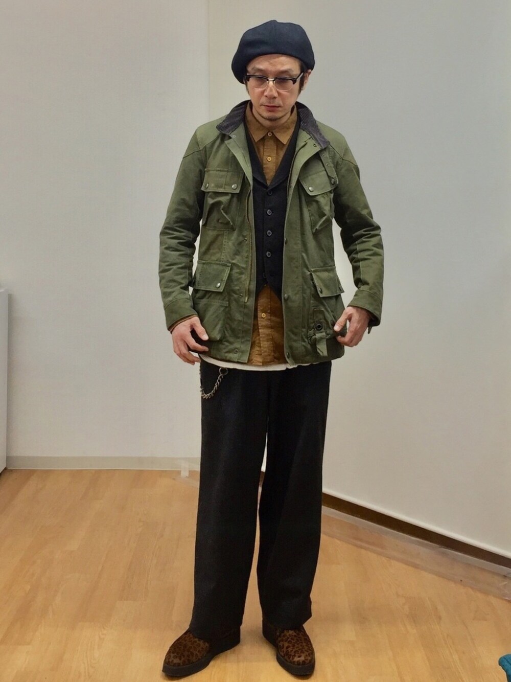 「無印良品、きれいめカジュアル、シャツ、ひょう柄、ハンチング、ベスト、ベレー帽、ミリタリージャケット、レイヤードスタイル」｜「HEALTHのアイテム（その他パンツ、ブラック系）」を使った、h.s.k.さん（メンズ・176cm）の冬コーディネートの1枚目の写真