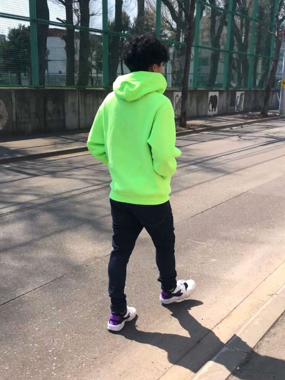 「春コーデ、休日スタイル、パーカー、デニム、スニーカー、Jerzees、Audition、NIKE、ハラチ」｜「JERZEESのアイテム（パーカー、イエロー系）」を使った、BOKUCHINさん（メンズ・166cm）の春コーディネートの1枚目の写真