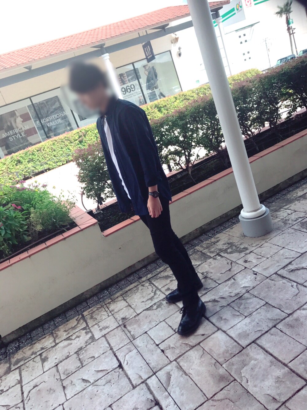 「シンプルコーデ、秋のコーデ、スキニー、今日のコーデ、秋服、キレイめ、ユニクロ、ブラック、鳥栖プレミアムアウトレット、フォローミー」｜「UNIQLOのMEN ファインブロードシャツ（セミワイドカラー・長袖）＋E（シャツ/ブラウス、ブラック系）」を使った、Ryoさん（メンズ・168cm）の秋コーディネートの1枚目の写真