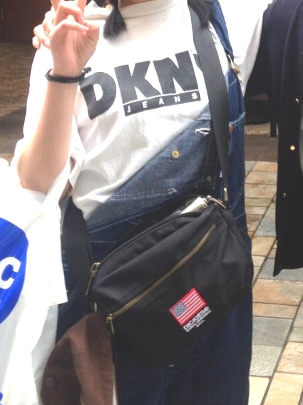 「hawaii、片方外し、オーバーオール、修学旅行」｜「Dickiesのディッキーズ アメリカンショルダーBAG（ショルダーバッグ、ブラック系）」を使った、ゆーすこさん（レディース・159cm）の冬コーディネートの1枚目の写真
