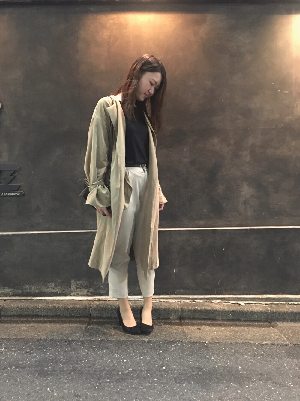「大人カジュアル、ootd、アースミュージック＆エコロジー、グリーンパークス、earth music&ecology、Green Parks、トレンチコート、タックパンツ、黒、ベージュ」｜「earth music&ecologyのアイテム（トレンチコート、ベージュ系）」を使った、neppiさん（レディース・166cm）の春コーディネートの1枚目の写真