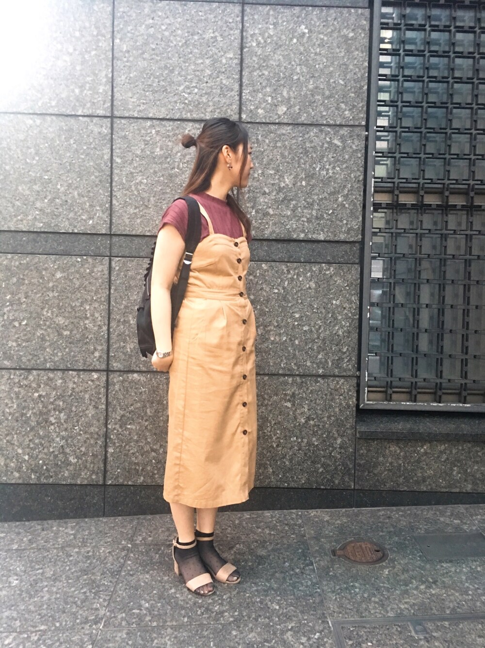 「大人カジュアル、トレンチワンピース、ベージュ、サンダル、ブラック、リュック、ソックス、Green Parks」｜「one after another NICE CLAUPのケーブルプチハイプルオーバー（Tシャツ/カットソー、レッド系）」を使った、neppiさん（レディース・166cm）の春コーディネートの1枚目の写真
