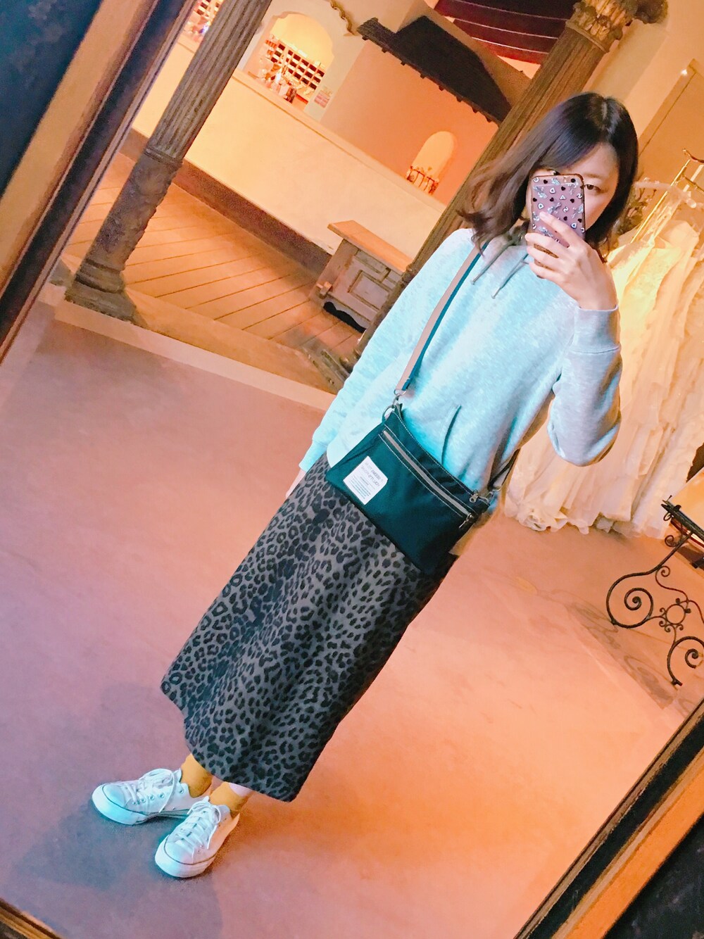「大人カジュアル、秋のコーデ、パーカー、グレー、タイトスカート、レオパード、ひょう柄、カーキ」｜「CONVERSEのアイテム（スニーカー、ベージュ系）」を使った、neppiさん（レディース・165cm）の秋コーディネートの1枚目の写真