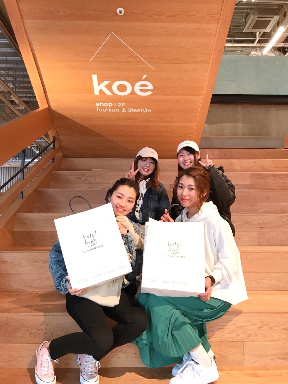 「hotelkoe、休日スタイル、Green Parks」｜「Green　Parksのカレッジビッグパーカー（パーカー、ホワイト系）」を使った、neppiさん（レディース・165cm）の冬コーディネートの1枚目の写真