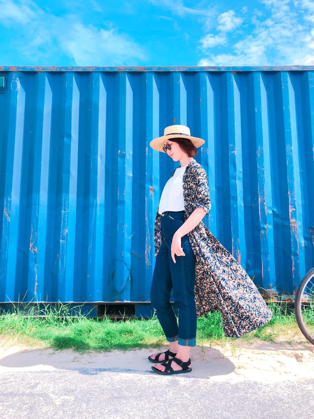 「宮古島、夏コーデ、グリーンパークス、Green Parks、むぎわら帽子、花柄、デニム、白Tシャツ」｜「Green　Parksの花柄スキッパーワンピース（ワンピース、ブルー系）」を使った、neppiさん（レディース・166cm）の春コーディネートの1枚目の写真