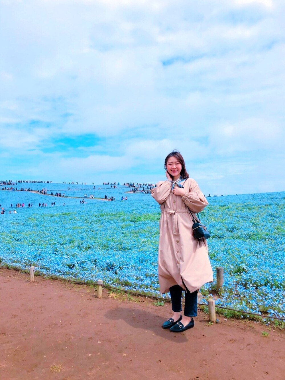 「キレイめ、ワンピース、ベージュ、おでかけ、オトナ女子、ootd、Green Parks、グリーンパークス、ブラック、スカーフ」｜「Green　Parksの・ボリュ-ムスリ-ブ前ボタンカラ-ワンピース（ワンピース、ベージュ系）」を使った、neppiさん（レディース・166cm）の春コーディネートの1枚目の写真