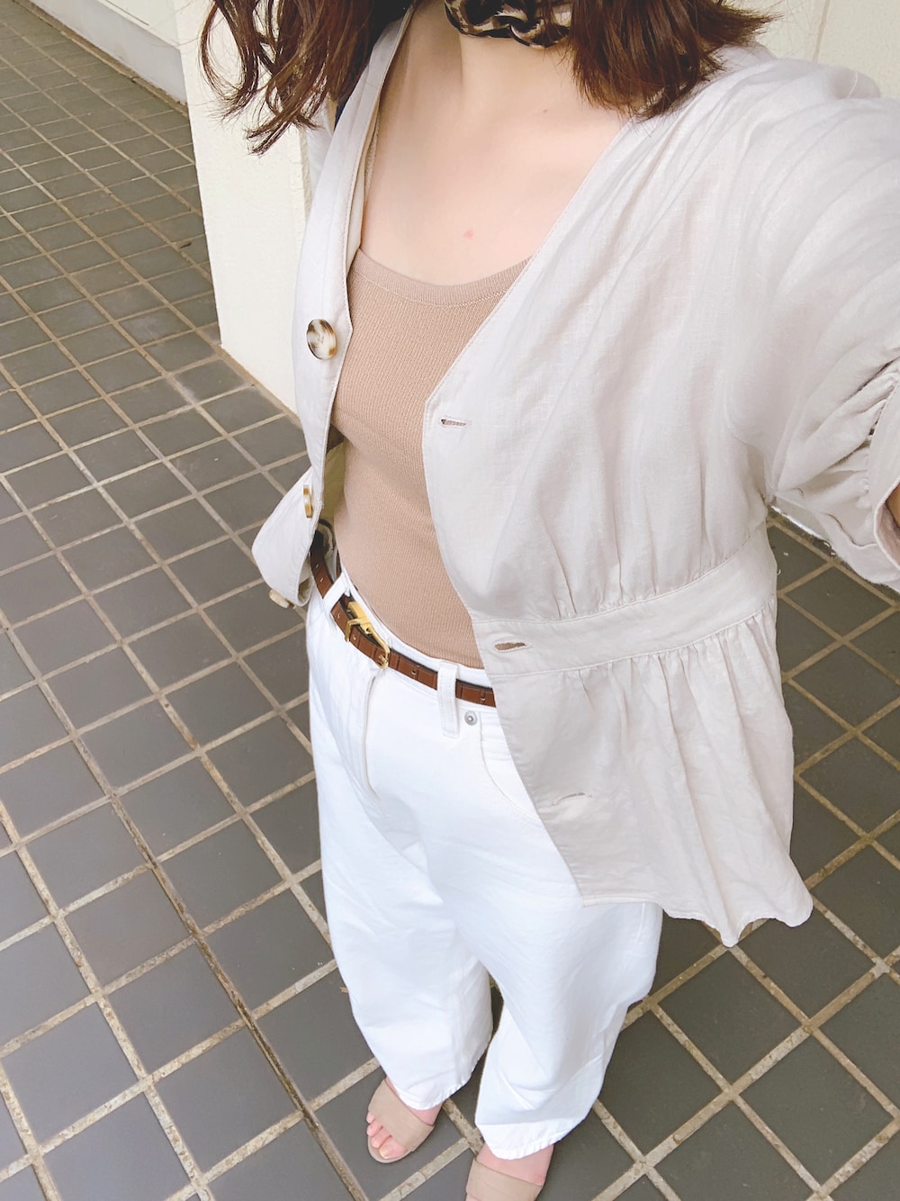 「ootd、Green Parks、キレイめ、ワントーンコーデ、ベージュ、ホワイト、デニム、スカーフ」｜「Green　Parksの・ペプラムデザインブラウス（シャツ/ブラウス、ベージュ系）」を使った、neppiさん（レディース・168cm）の夏コーディネートの1枚目の写真