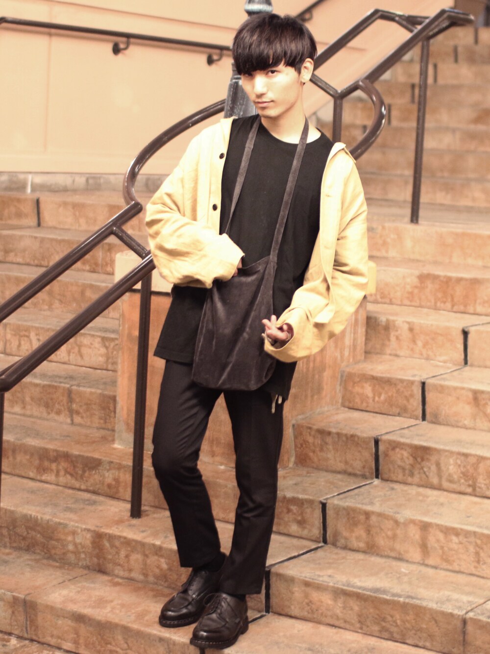「ビッグシルエット、秋のコーデ、オーバーサイズ、Paraboot、きれいめカジュアル、ootd、カジュアルコーデ、韓国ファッション、秋コーデ、DOOPZ」｜「sankyo shokaiの日本製 本革 ピッグ スウェード サコッシュ（ショルダーバッグ、グレー系）」を使った、ひっちさん（メンズ・172cm）の秋コーディネートの1枚目の写真