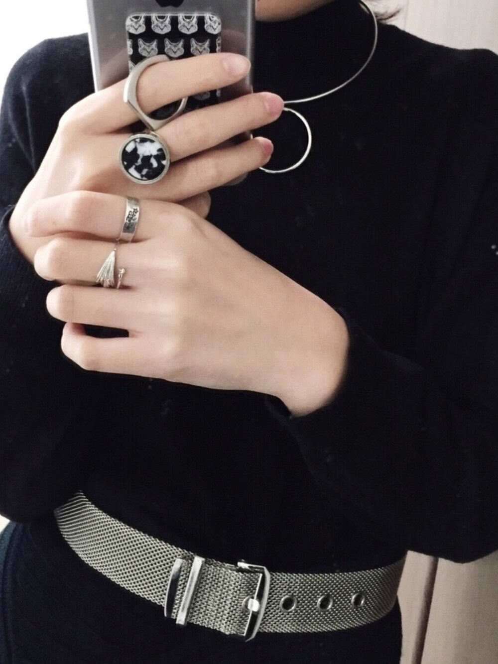 「シルバーアクセサリー、ootd、黒、ブラック、メタリック、休日スタイル、シンプルコーデ、outfit、シルバー、自撮り」｜「VTOPIAのSusie ring（リング、ブラック系）」を使った、Shihoさん（レディース・159cm）の冬コーディネートの1枚目の写真