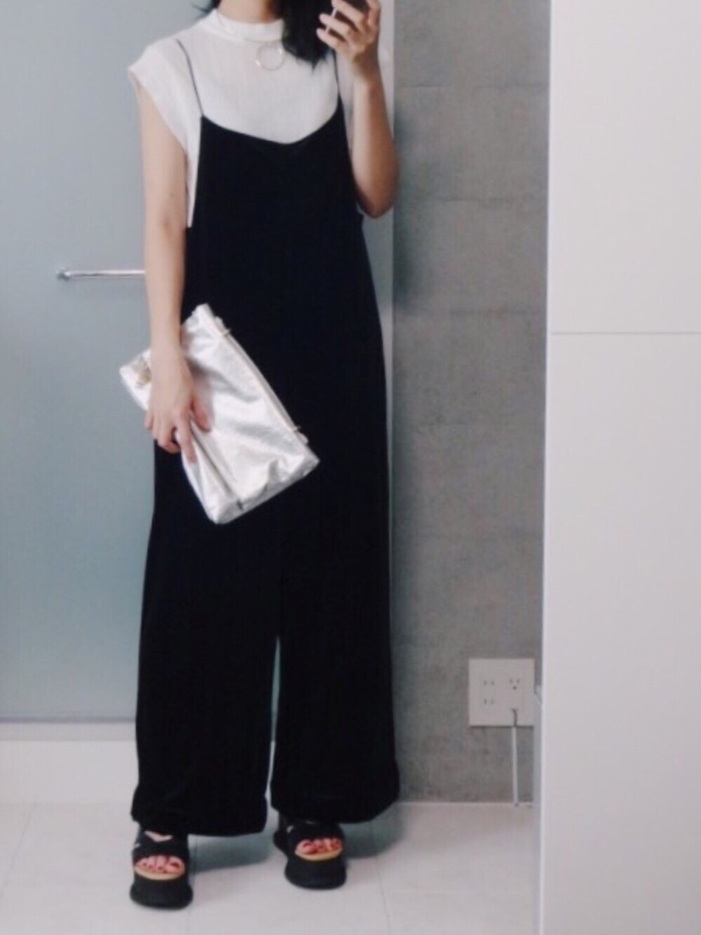 「夏コーデ、シンプル、ゆるコーデ、モノトーン、ブラック、ホワイト、シルバー、サロペット、MM6」｜「MM6 Maison Martin Margielaのアイテム（サンダル、ブラック系）」を使った、Shihoさん（レディース・159cm）の夏コーディネートの1枚目の写真