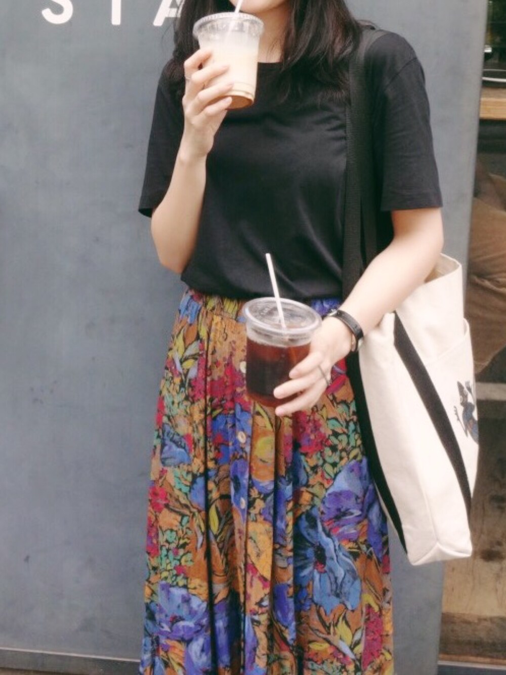 「夏コーデ、ootd、柄、花柄、ロングスカート、ボタニカル柄、モノトーン、シンプル、スニーカー、休日スタイル」｜「COSのアイテム（Tシャツ/カットソー、ブラック系）」を使った、Shihoさん（レディース・159cm）の夏コーディネートの1枚目の写真