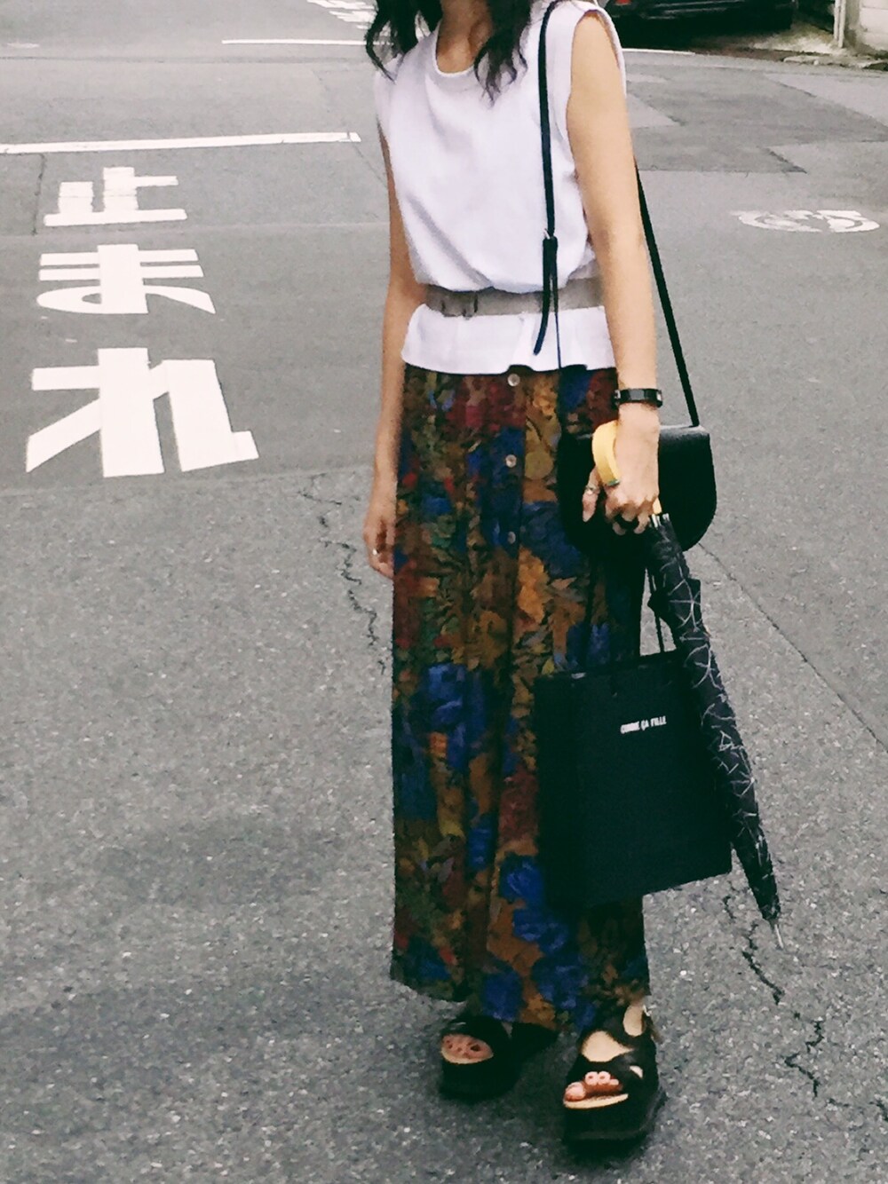 「シンプルコーデ、summer、ootd、ブラック、白、ノースリーブ、ワントーンコーデ、花柄、厚底サンダル、モノトーン」｜「CINOHのアイテム（トップス、ホワイト系）」を使った、Shihoさん（レディース・159cm）の夏コーディネートの1枚目の写真