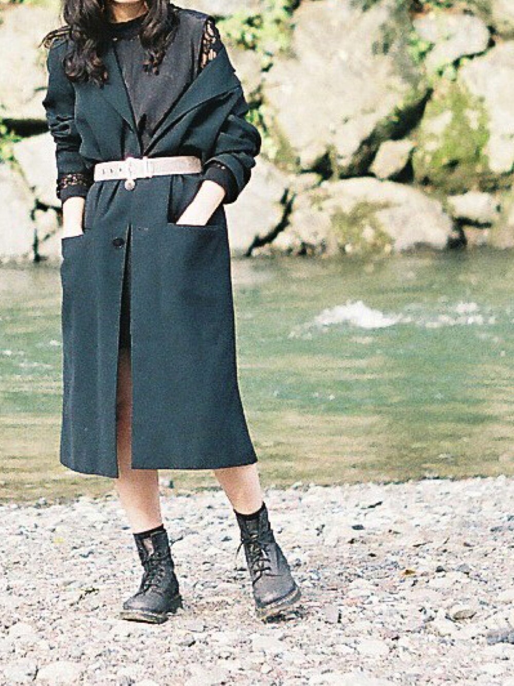 「シンプル、アウター、fashion、オーバーサイズ、ブーツ、ブラック、黒、チェスターコート、ドクターマーチン、vintage」｜「Dr. Martensの8ホール（ブーツ、ブラック系）」を使った、Shihoさん（レディース・159cm）の秋コーディネートの1枚目の写真