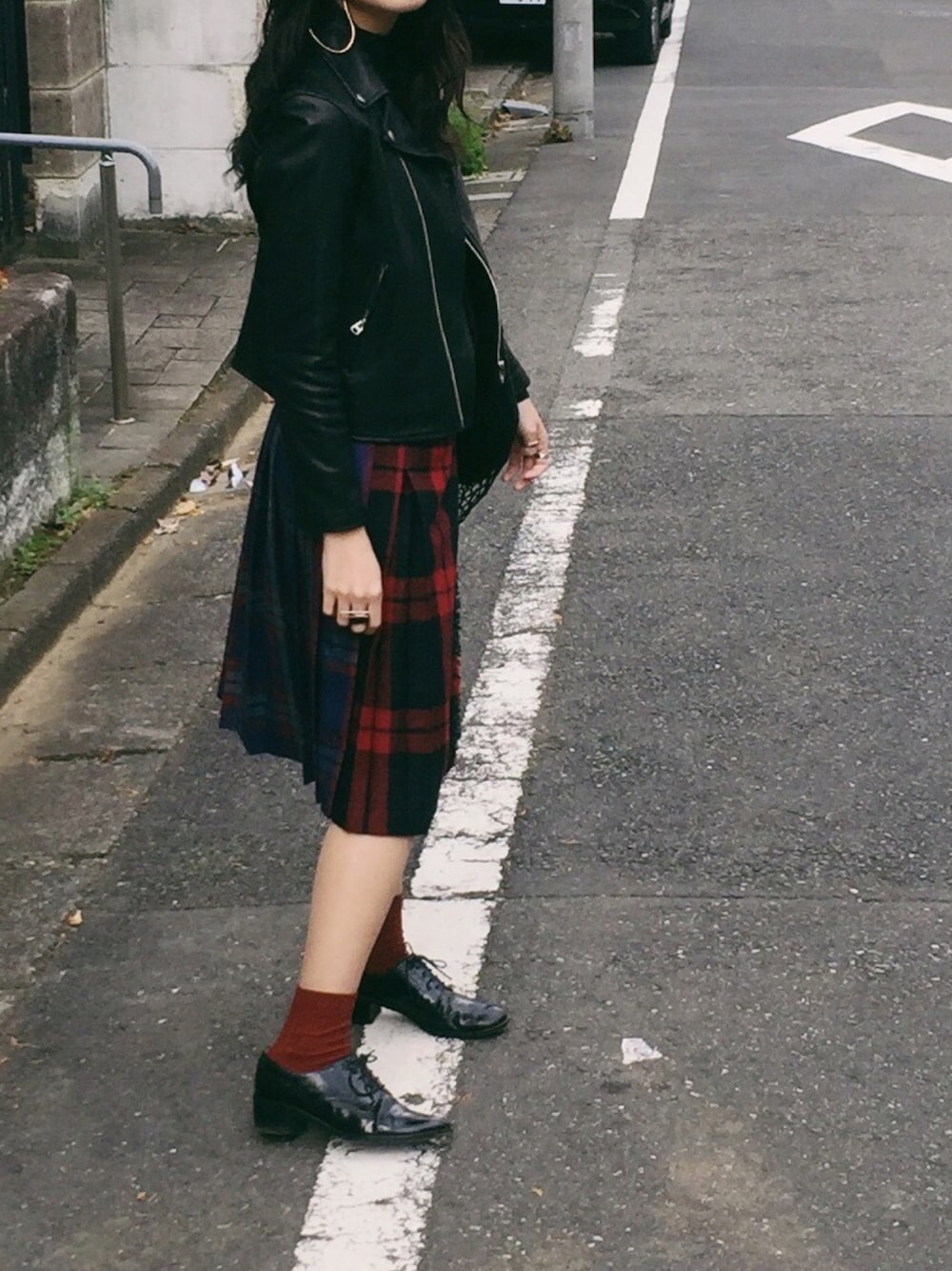 「チェック、チェック柄、チェックスカート、レザージャケット、ライダース、秋のコーデ、スカート、黒、ootd」｜「beautiful peopleのアイテム（ライダースジャケット、ブラック系）」を使った、Shihoさん（レディース・159cm）の秋コーディネートの1枚目の写真