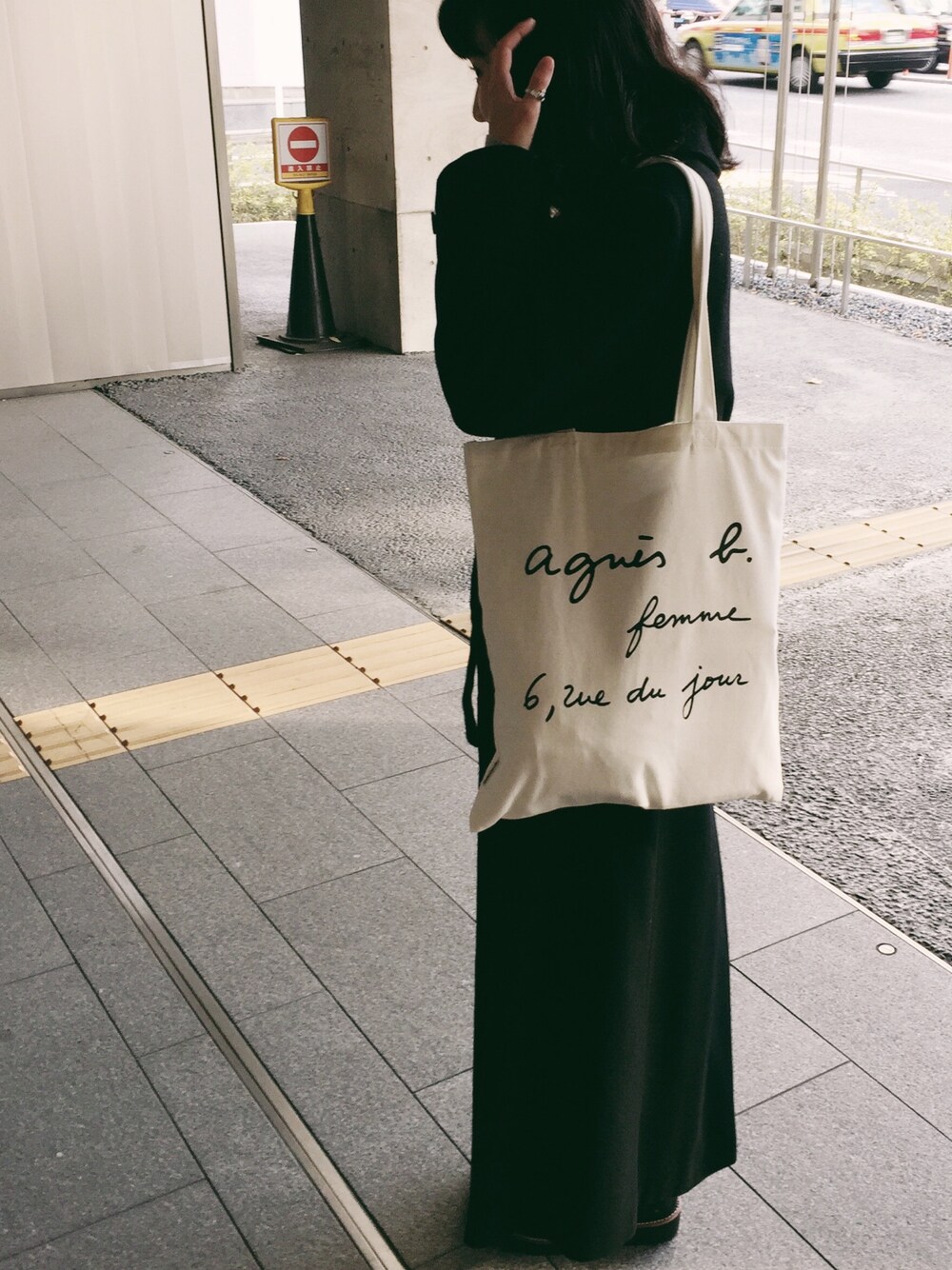 「outfit、ロングコート、黒、ブラック、トートバッグ、モノトーン、ワントーンコーデ」｜「VINTAGEのアイテム（ジャケット/アウター、ブラック系）」を使った、Shihoさん（レディース・159cm）の冬コーディネートの1枚目の写真