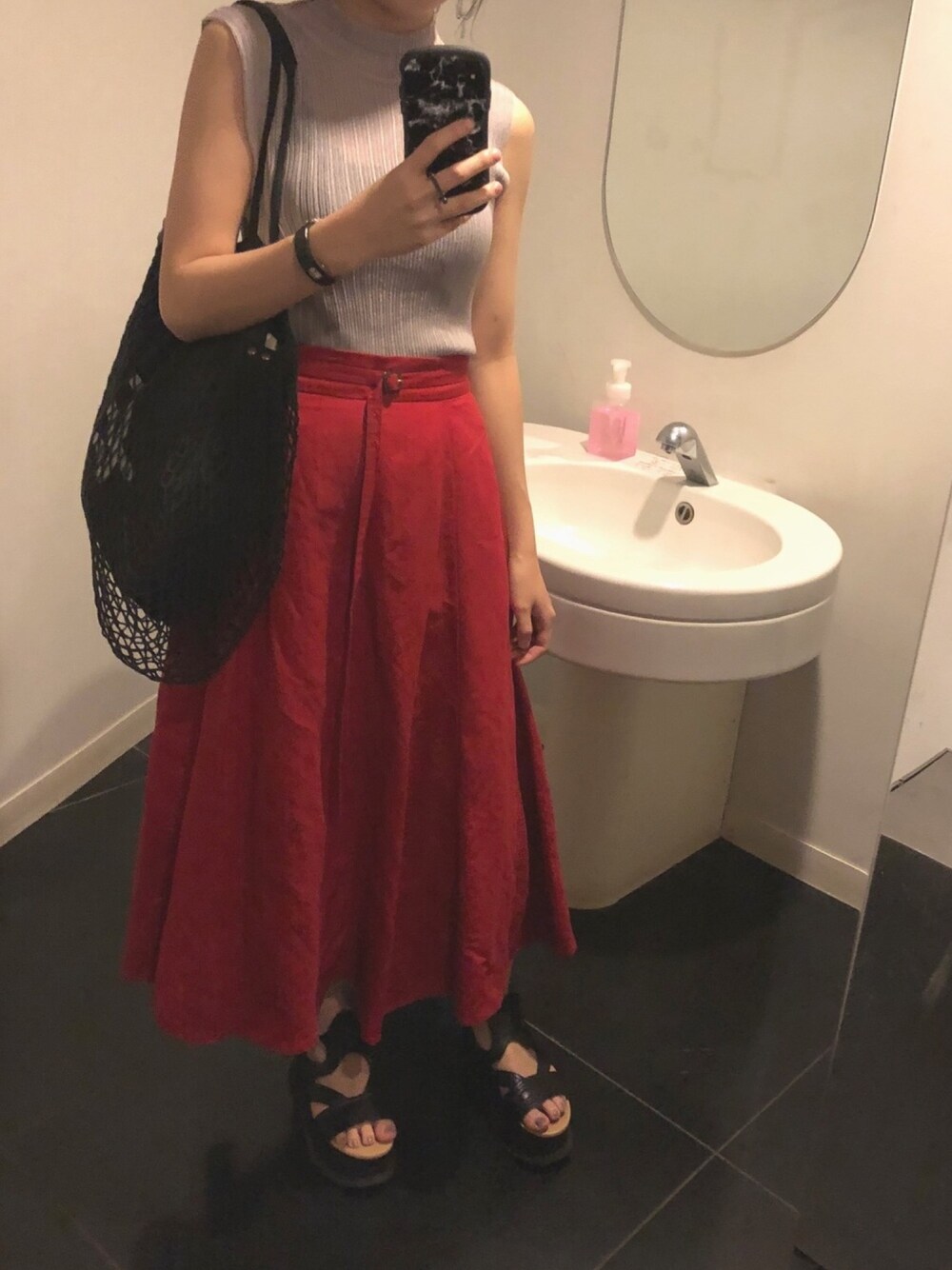 「オトナカジュアル、休日コーデ、ootd、ノースリーブ、フレアスカート、厚底サンダル、赤、ネットバッグ」｜「VINTAGEのアイテム（トップス、シルバー系）」を使った、Shihoさん（レディース・159cm）の夏コーディネートの1枚目の写真