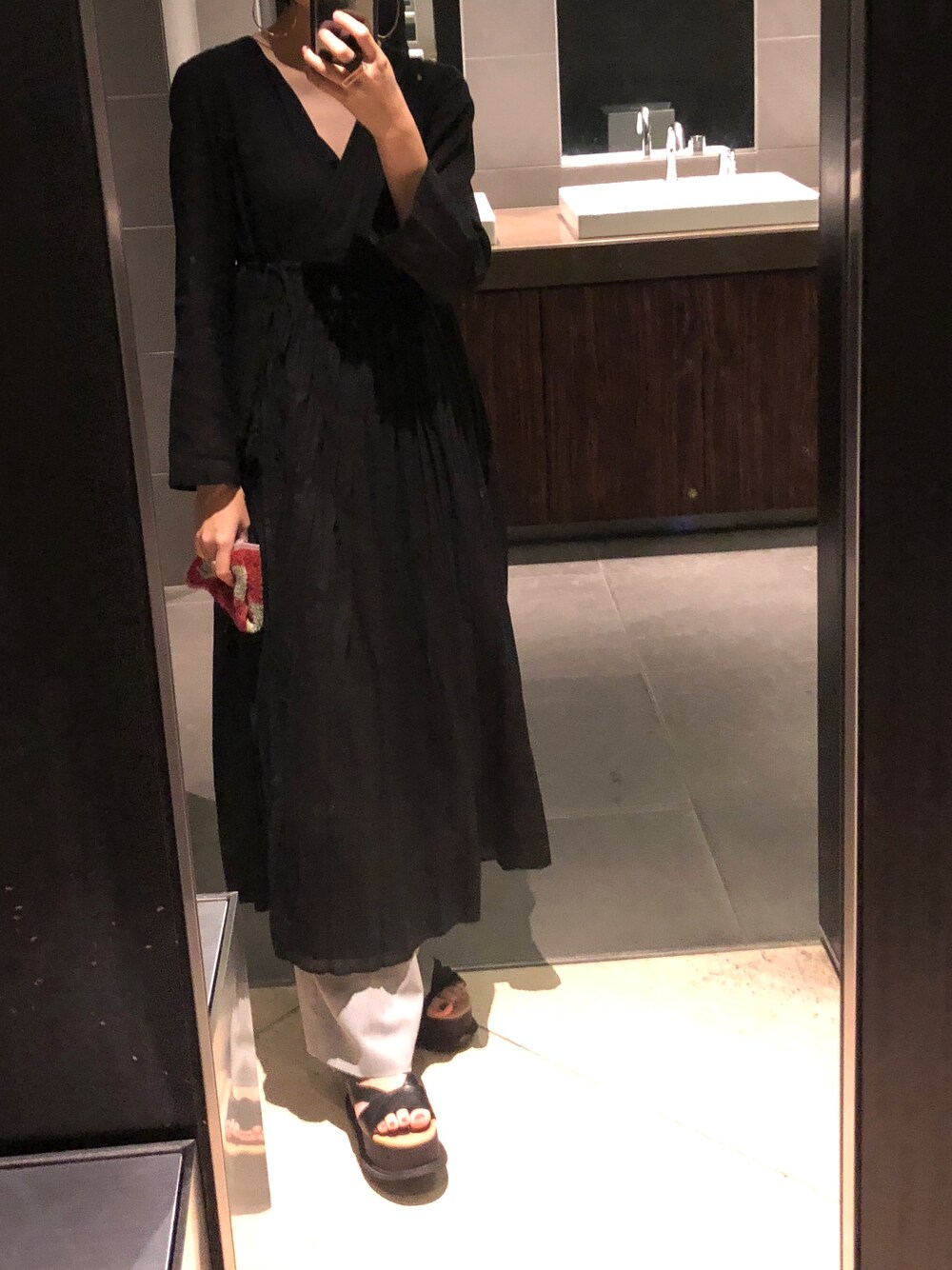 「シンプル、大人カジュアル、秋服準備はじめました、黒、ワントーンコーデ、Vネック、ブラックコーデ、カシュクールワンピース、ワイドパンツ、ootd」｜「NE QUITTEZ PAS!のne Quittez pas / カシュクール2WAYワンピース（ワンピース、ブラック系）」を使った、Shihoさん（レディース・159cm）の秋コーディネートの1枚目の写真