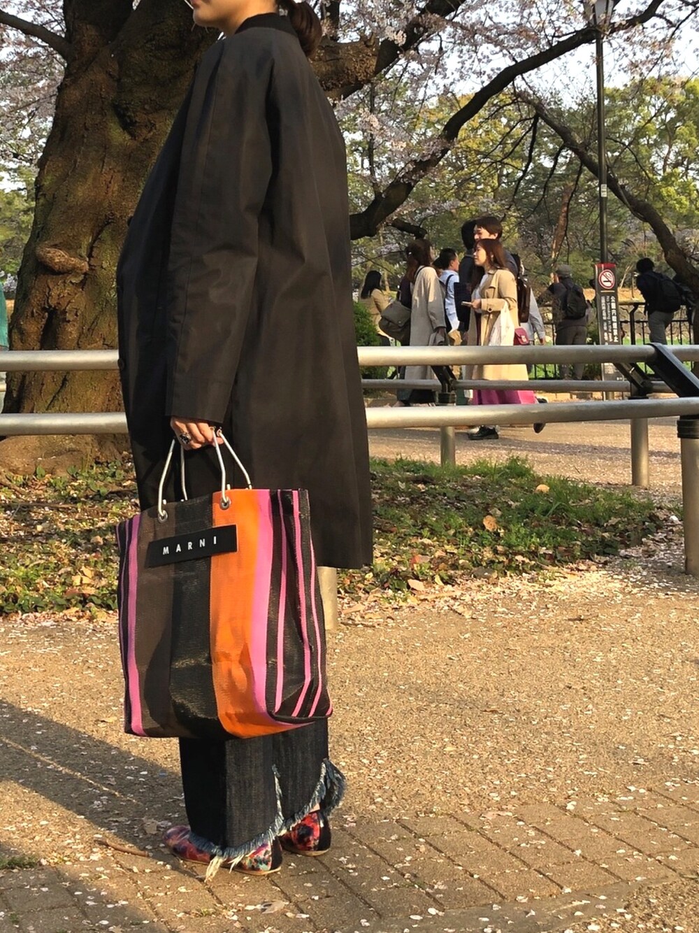「休日スタイル、デニムパンツ、モノトーンコーデ、お花見」｜「BRANDNEWOLDのアイテム（デニムパンツ、ブルー系）」を使った、Shihoさん（レディース・159cm）の春コーディネートの1枚目の写真