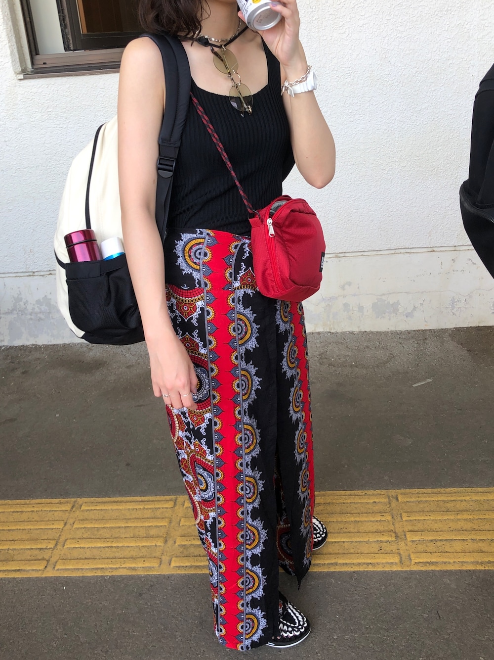「フジロック、フェススタイル」｜「Thailandのアイテム（パンツ、レッド系）」を使った、Shihoさん（レディース・159cm）の夏コーディネートの1枚目の写真
