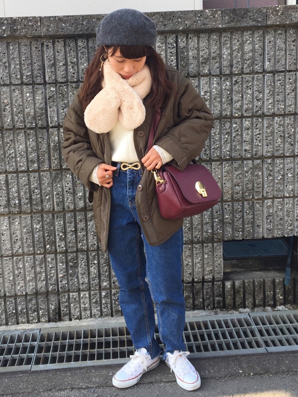 「冬、休日スタイル、カジュアル、スニーカーコーデ、デニムパンツ、ベレー帽、147cm」｜「w closetのひょうたんキルティングショートコート（その他アウター、グリーン系）」を使った、Saさん（レディース・147cm）の冬コーディネートの1枚目の写真
