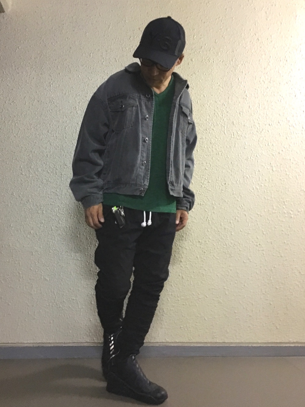 グリーン系のTシャツ/カットソー、グレー系のジャケット/アウター、グレー系のデニムジャケットを着用したメンズの秋コーディネートの1枚目の写真