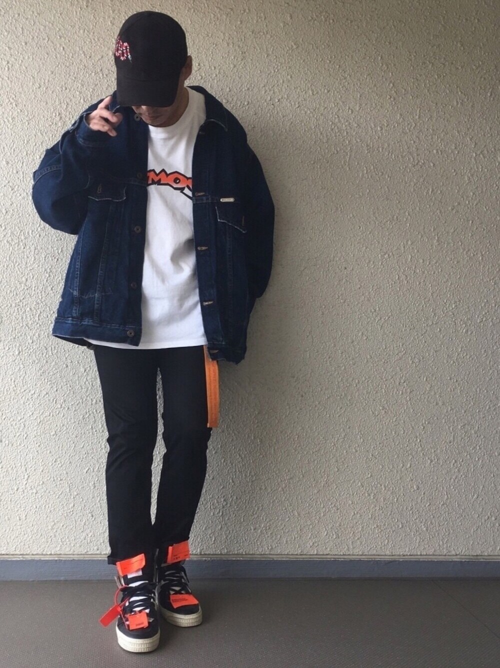 ブルー系のデニムジャケット、ホワイト系のTシャツ/カットソー、ブラック系のパンツを着用したメンズの春コーディネートの1枚目の写真