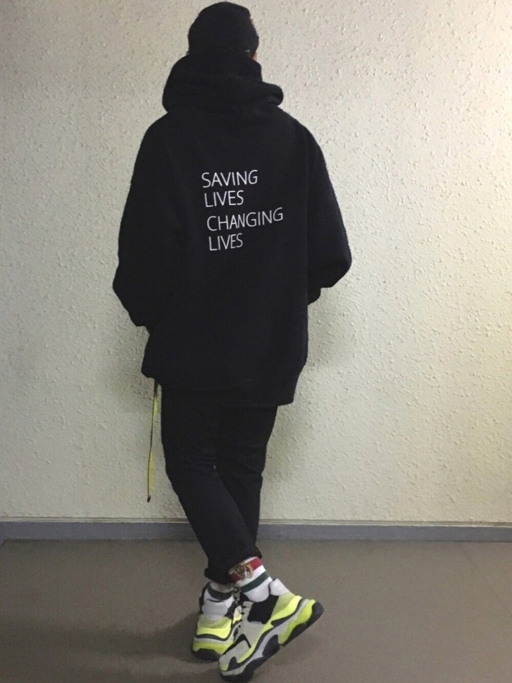 「BALENCIAGAのアイテム（スニーカー、ブラック系）」を使った、hiroxさん（メンズ・170cm）の秋コーディネートの1枚目の写真