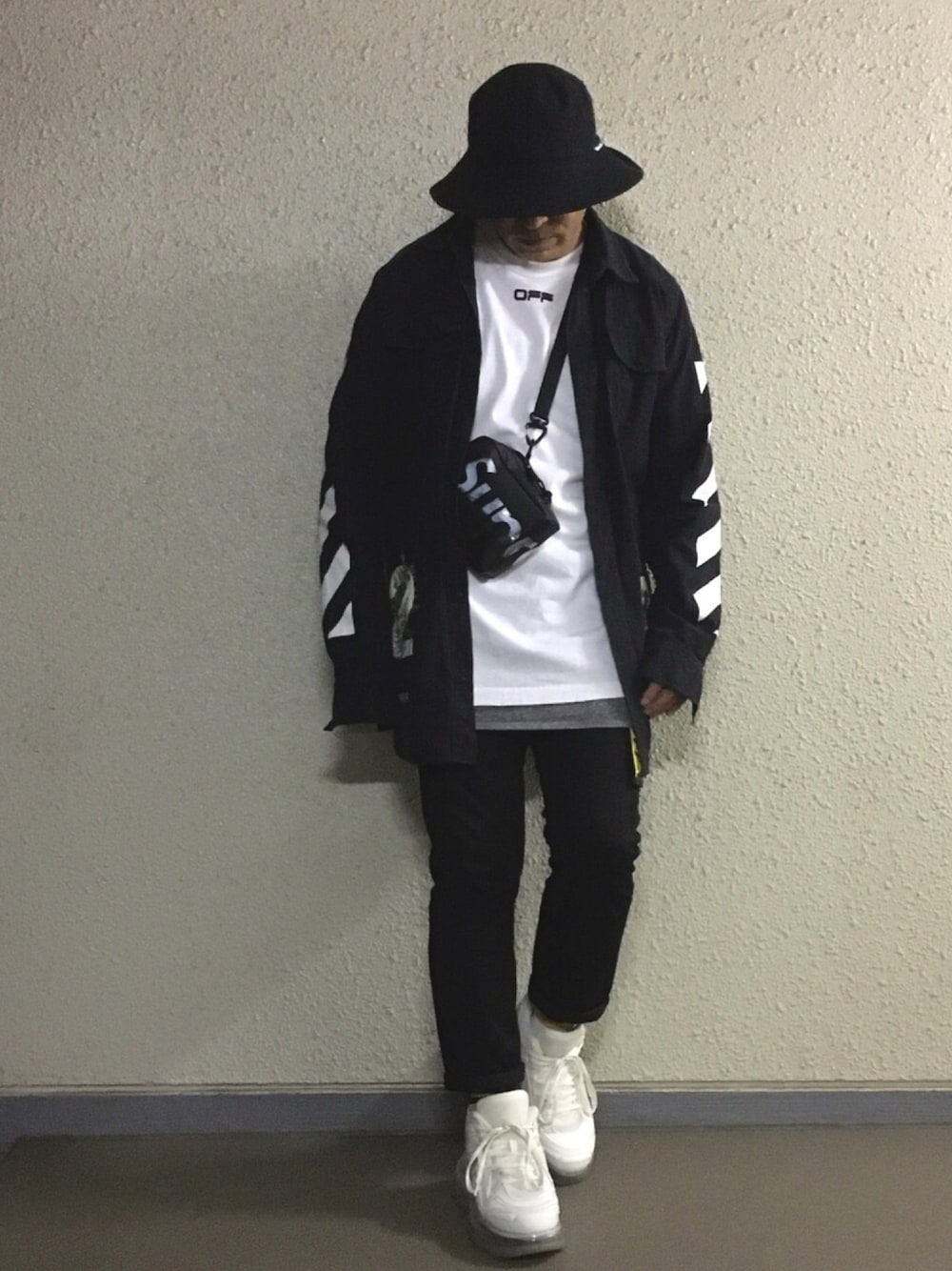 ブラック系のシャツ/ブラウス、ホワイト系のTシャツ/カットソー、ブラック系のボディバッグ/ウエストポーチを着用したメンズの春コーディネートの1枚目の写真