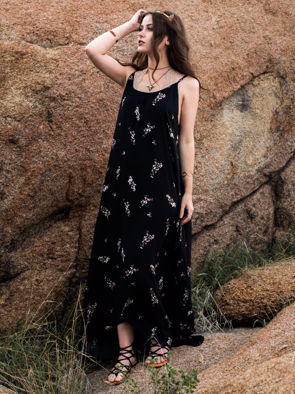 「maxidress、Arrowhead、crown」｜「Earthbound Trading Co.のアイテム（カチューシャ、ゴールド系）」を使った、Shelly Stuckmanさん（レディース・163cm）の夏コーディネートの1枚目の写真