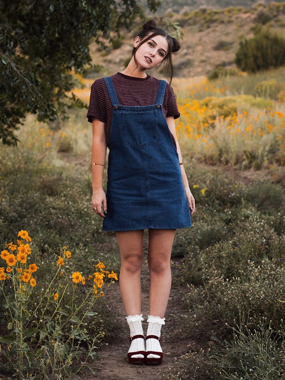 「stripes、Chinese Laundry、overall、denim、platform shoes、buns、socks」｜「CHINESE LAUNDRYのアイテム（サンダル、レッド系）」を使った、Shelly Stuckmanさん（レディース・163cm）の秋コーディネートの1枚目の写真