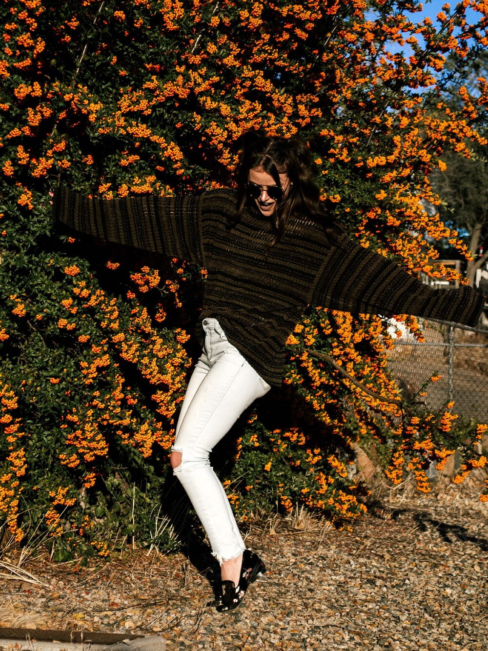 「90’s、oversize、stripe、sweater、denim、sequins、loafer、ALDO」｜「cello jeansのアイテム（デニムパンツ、ブルー系）」を使った、Shelly Stuckmanさん（レディース・163cm）の秋コーディネートの1枚目の写真