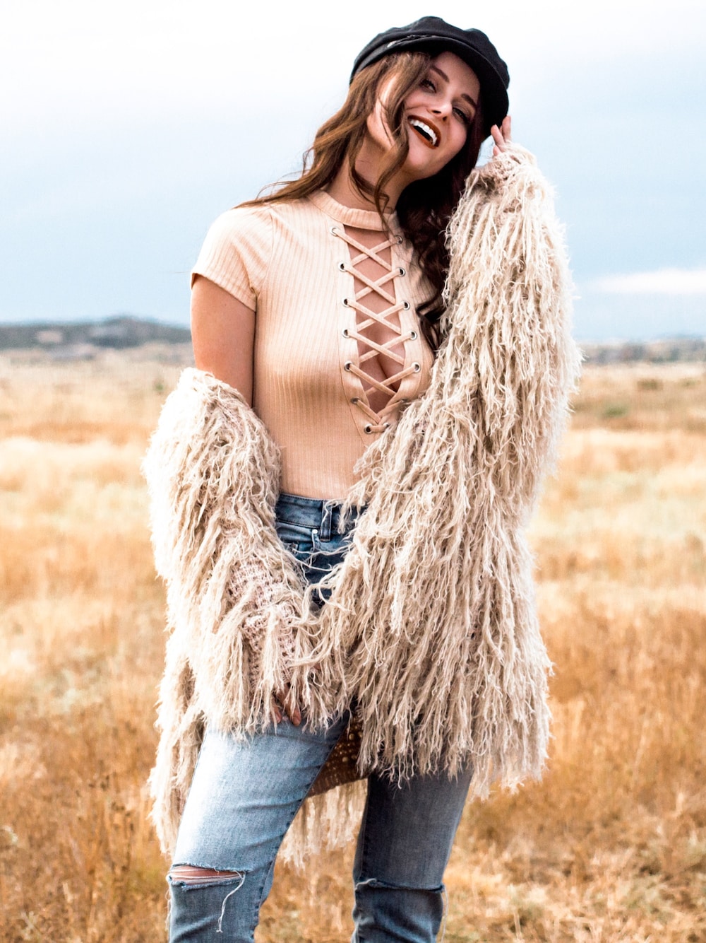 「fluffy、onepiece、Lace-up、peekaboo、denim」｜「FREE PEOPLEのアイテム（ジャケット/アウター、ベージュ系）」を使った、Shelly Stuckmanさん（レディース・163cm）の秋コーディネートの1枚目の写真