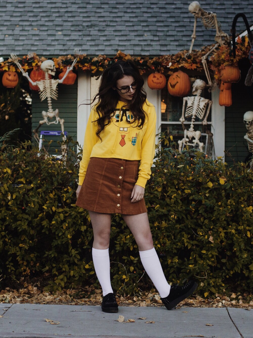 「wearhalloween2017、spongebob、costume、Creepers、skirt、cartoon」｜「White Crowのアイテム（スカート、ブラウン系）」を使った、Shelly Stuckmanさん（レディース・163cm）の秋コーディネートの1枚目の写真