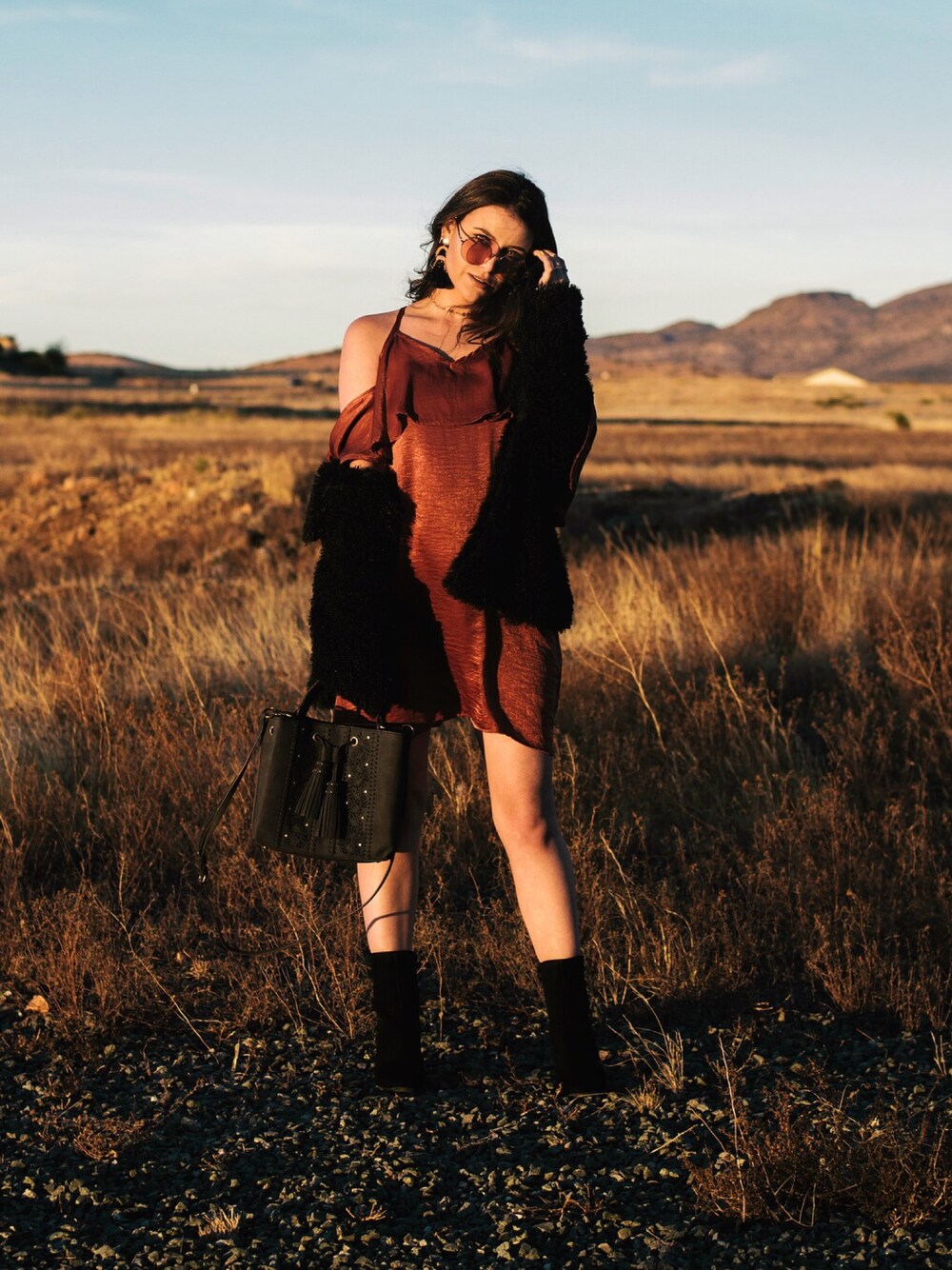 「nightout、PARTY、holiday、dressy、faux fur、booties」｜「Noa Elleのアイテム（ドレス、オレンジ系）」を使った、Shelly Stuckmanさん（レディース・163cm）の秋コーディネートの1枚目の写真