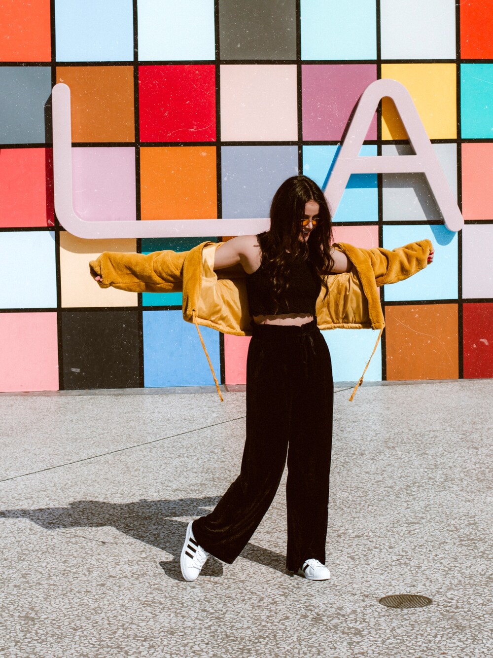 「adidas、velvet、black、colorblock、sneakers、croptop、LA、Westfield century city、faux fur、LA Wall」｜「URBAN OUTFITTERSのUrban Outfitters Far Out Translucent Metal Aviator Sunglasses（サングラス、イエロー系）」を使った、Shelly Stuckmanさん（レディース・163cm）の冬コーディネートの1枚目の写真