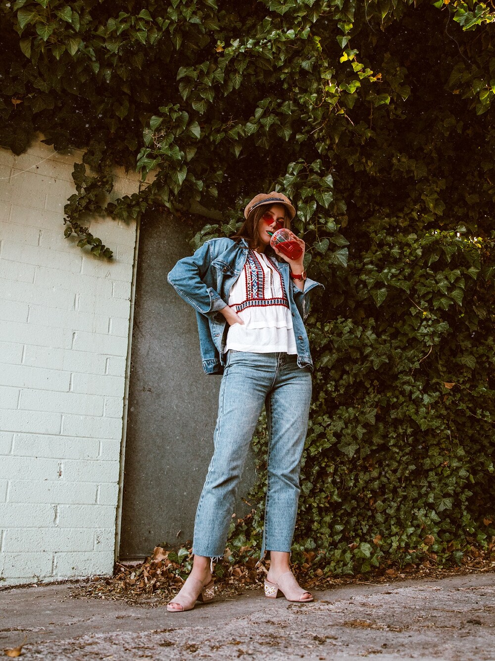 「denimondenim、casual、summer、mules、white、denim、street、hat、glasses、red」｜「conditions applyのアイテム（シャツ/ブラウス、ホワイト系）」を使った、Shelly Stuckmanさん（レディース・163cm）の夏コーディネートの1枚目の写真