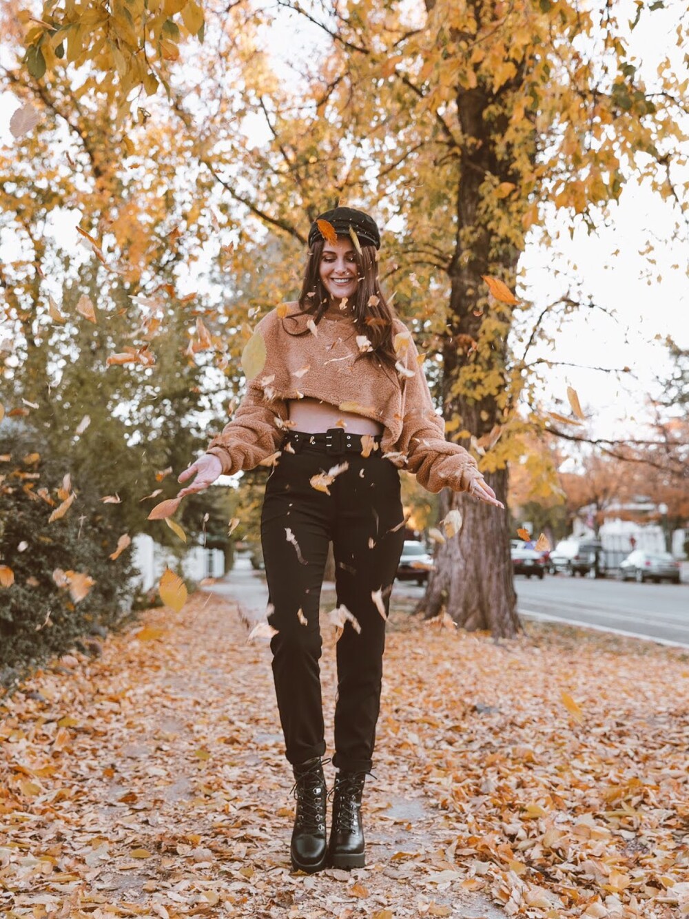 「sweater、pants、platform shoes、boots、belt、croptop、fall、ootd」｜「quiz clothingのアイテム（その他パンツ、ブラック系）」を使った、Shelly Stuckmanさん（レディース・163cm）の秋コーディネートの1枚目の写真